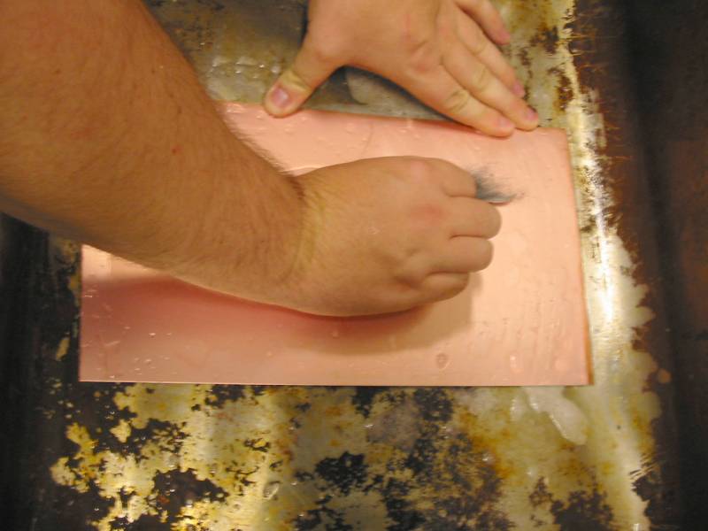 thumb|Piirilevy täytyy puhdistaa ennen kalvon kiinnitystä. Puhdistaminen sujuu kätevästi teräsvillalla hangaten ja astianpesuainekin auttaa.